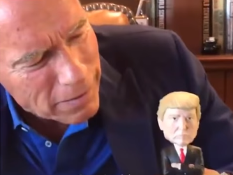 Arnold Schwarzenegger s postavičkou Donalda Trumpa.