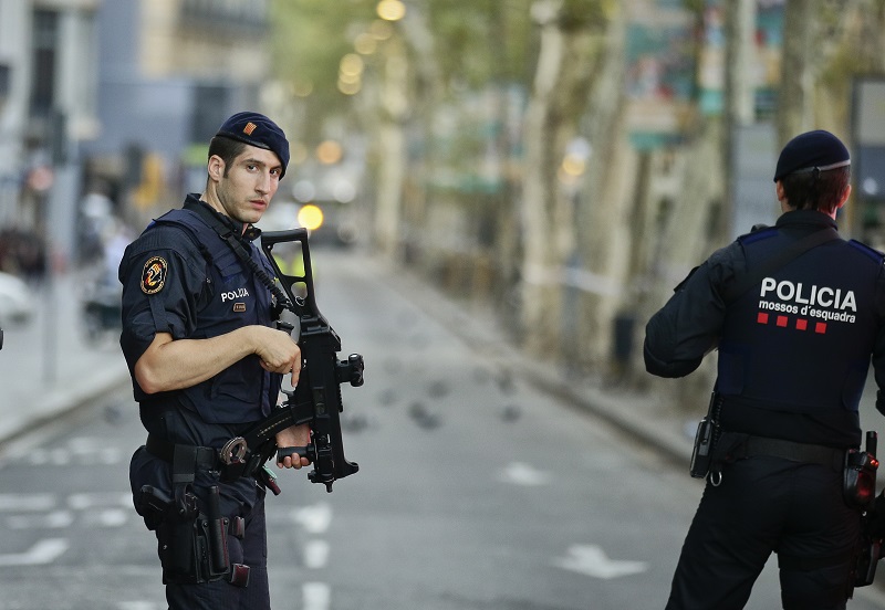 Španělští policisté po teroristickém útoku v Barceloně.