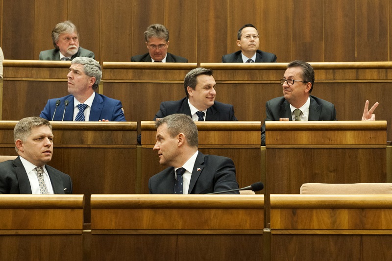 Vpředu zleva jsou premiér a předseda vládní strany Směr - sociální demokracie Robert Fico a místopředseda vlády pro investice Peter Pellegrini, za nimi zleva předseda koaliční strany Most-Híd a místopředseda parlamentu Béla Bugár, předseda SNS a předseda parlamentu Andrej Danko a místopředseda parlamentu za stranu Směr - sociální demokracie Martin Glváč.