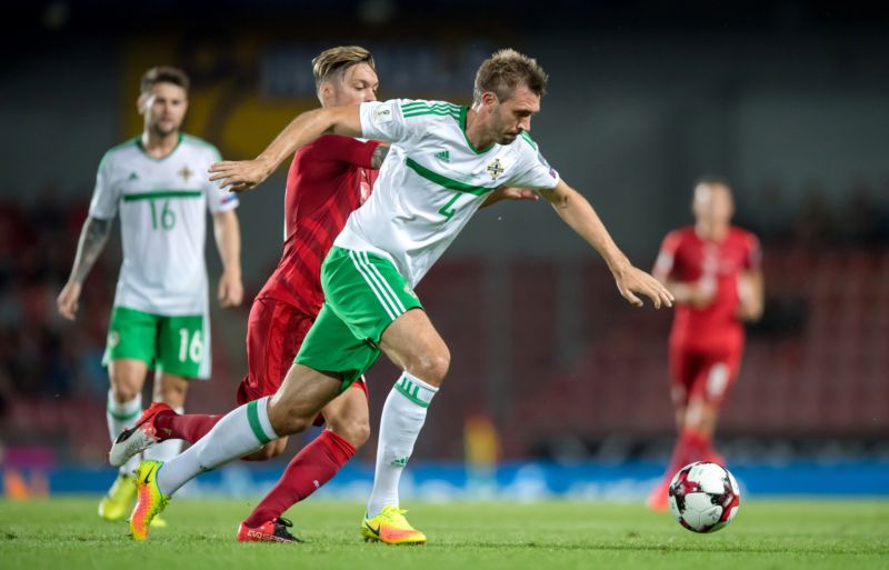 Irský ofenzivná lídr Garreth McAuley v zápase s Českou republikou.