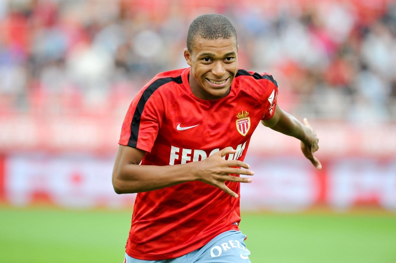 Kylian Mbappé by už brzy měl oblékat jiný než monacký dres. Kylian Mbappé by už brzy měl oblékat jiný než monacký dres.