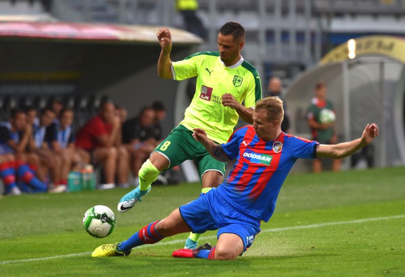 Plzeňský Limberský v souboji s jedním z hráčů Larnaky při prvním vzájemném duelu, který Viktoria vyhrála.