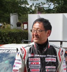 Současný prezident společnosti Akiro Toyoda nezapře sportovní duši, díky němu se značka vrátila do světovýcxh soutěží.