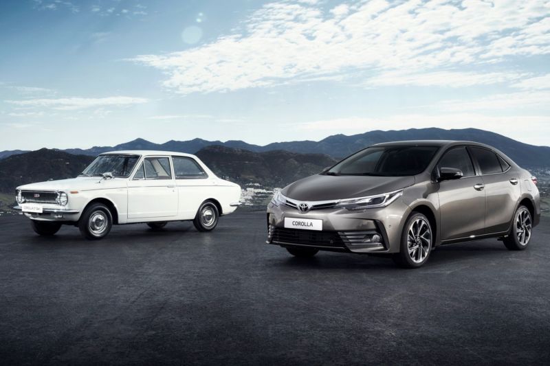 Nejprodávanějším světovým vozem všech dob je Toyota Corolla. Na snímku srovnání první a zatím poslední generace modelu.