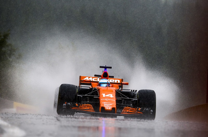 Španělský jezdec Fernando Alonso na okruhu v Belgii. 