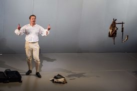 Studio Hrdinů představilo novou inscenaci v režii Kamily Polívkové.