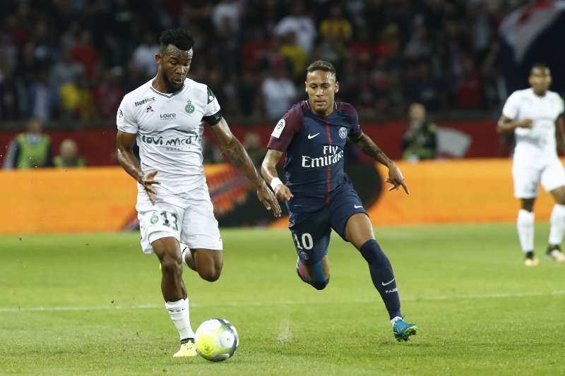 Neymar v zápase francouzské ligy proti St. Étienne. 
