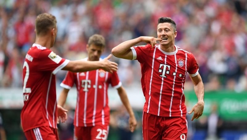 Bayern se raduje z jedné z branek do sítě Brém. 