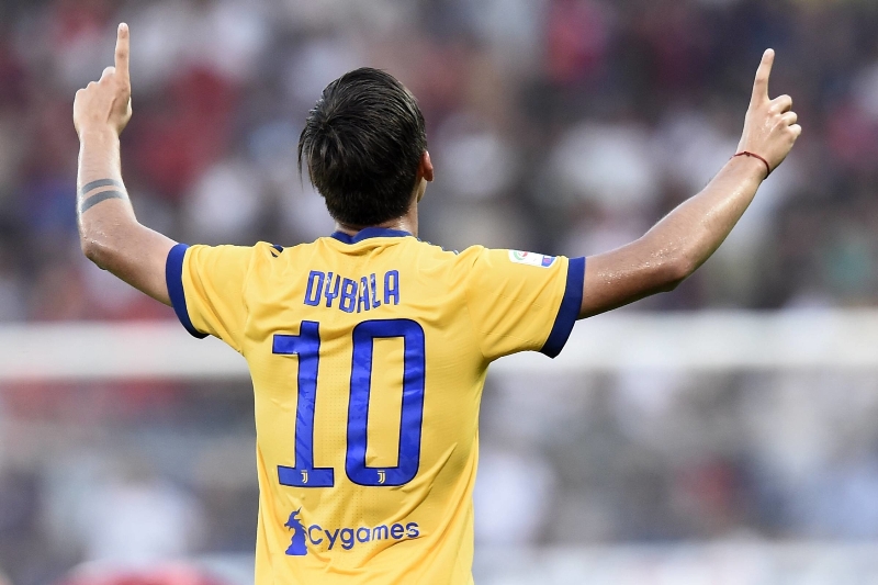 Paulo Dybala oslavuje další gól do sítě soupeře. Proti Janovu dal celkem tři.