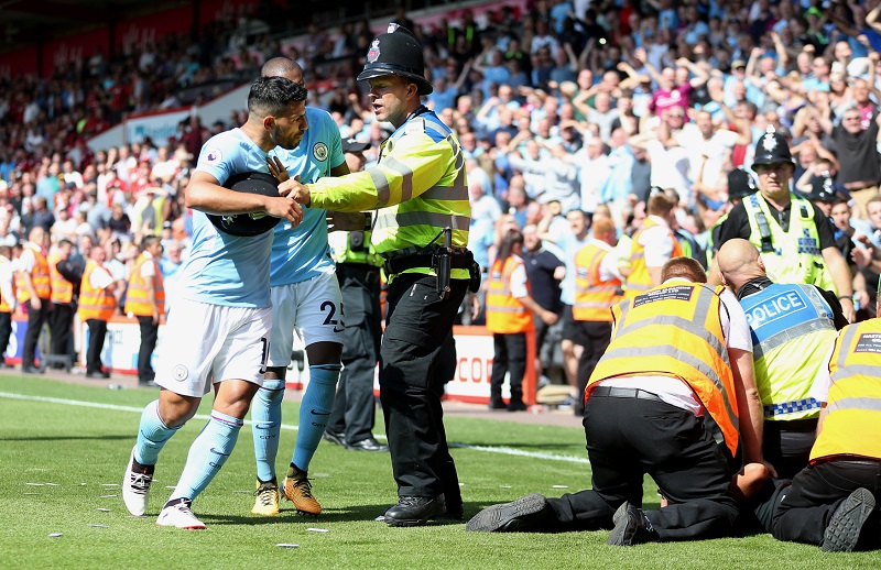 Sergio Agüero po gólu svého spoluhráče Sterlinga s místním policistou.