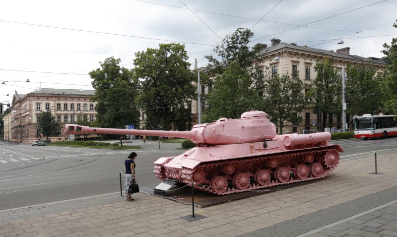 Růžový tank na Komenského náměstí v Brně. 