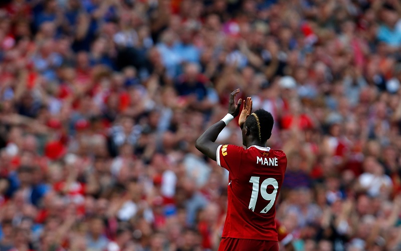 Fotbalista Liverpoolu děkuje fanouškům za podporu v zápase proti Arsenalu.