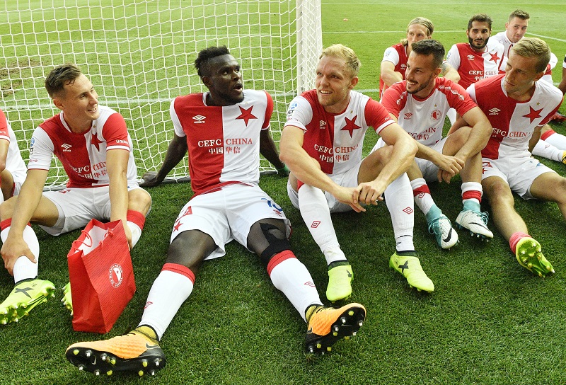 Fotbalisté Slavie relaxují po vyhraném zápase proti Mladé Boleslavi.