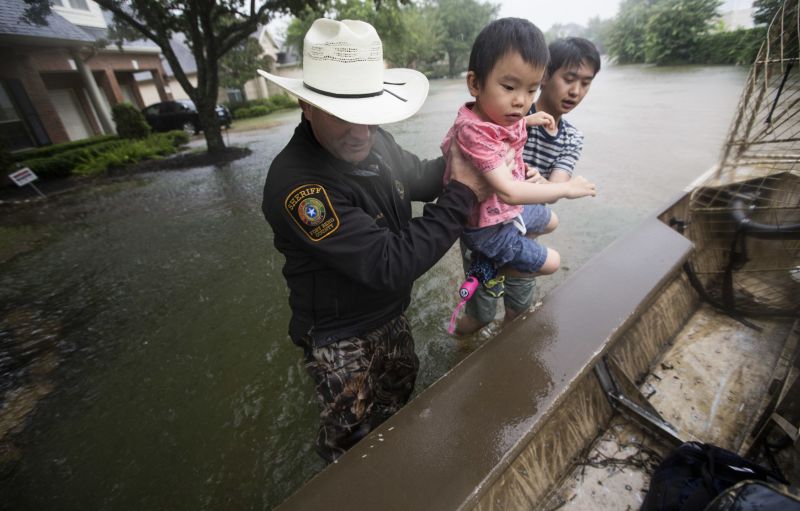 Houstonské úřady už zachránily více než tisíc lidí. Houstonské úřady už zachránily více než tisíc lidí.