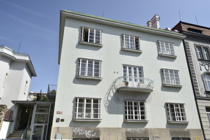 Vila je dílem významného rakouského architekta Armanda Weisera.