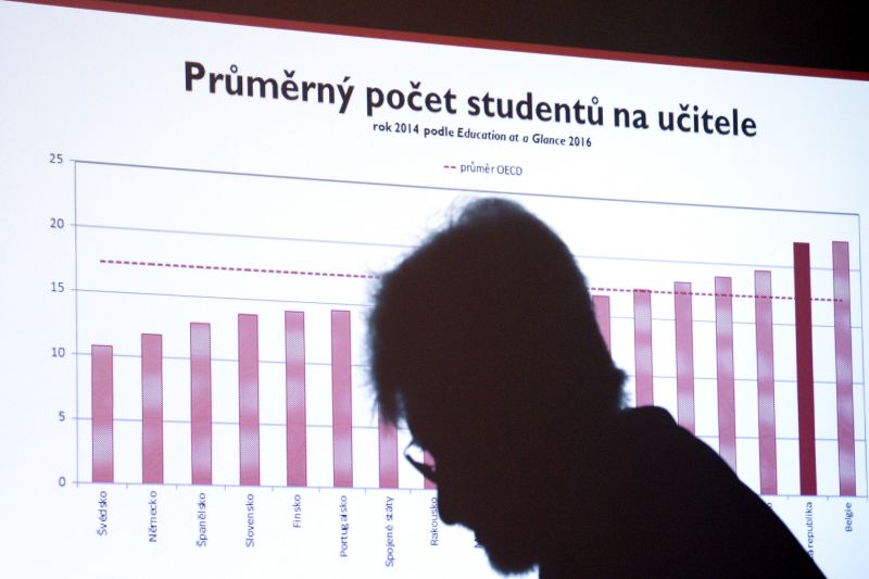 Zástupci školských odborů a asociací společně s představiteli vysokých škol na tiskové konferenci k chystanému protestu kvůli nespokojenosti se současnou situací ve školství.