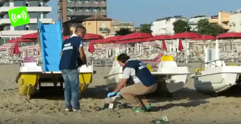 Na italské pláži v Rimini došlo k napadení a znásilnění. 