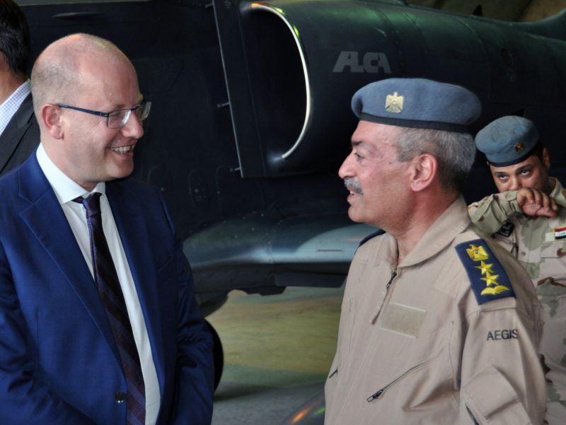 Premiér Bohuslav Sobotka (vlevo) hovoří s iráckým vojenským technikem Sámirem Džavadem.