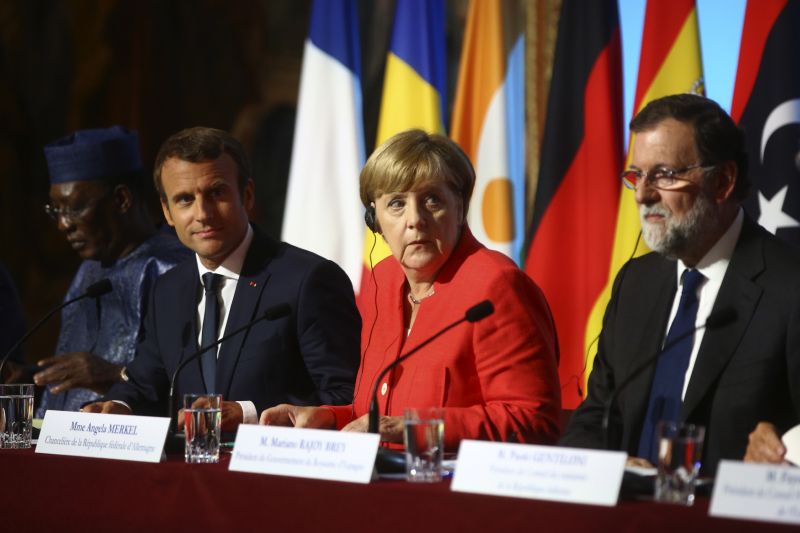 Emmanuel Macron (vlevo) a Angela Merkelová (uprostřed). Emmanuel Macron (vlevo) a Angela Merkelová (uprostřed).