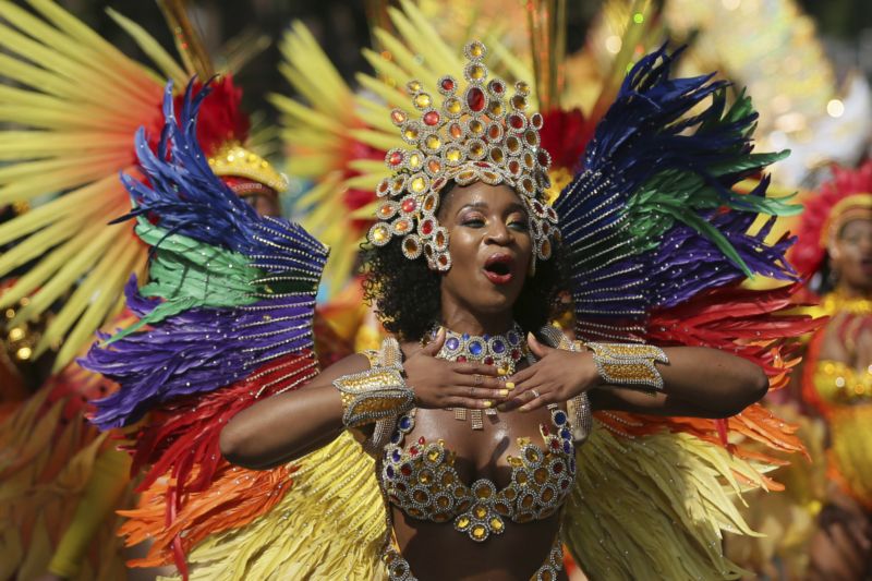 Ulice čtvrti Notting Hill zaplavily pestrobarevné kostýmy. Ulice čtvrti Notting Hill zaplavily pestrobarevné kostýmy.