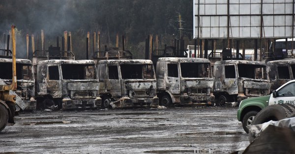 Mapučové zapálili na třicet nákladních aut. Mapučové zapálili na třicet nákladních aut.