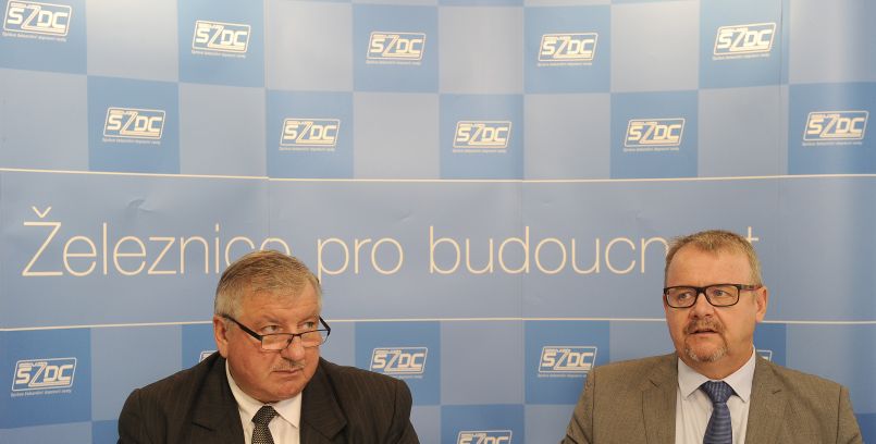 Generální ředitel Správy železniční dopravní cesty (SŽDC) Pavel Surý (vlevo) a ministr dopravy Dan Ťok.