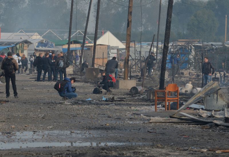 Vyklízení uprchlického tábora v Calais.