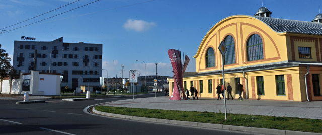 Jedna z vycházek zavede účastníky do komplexu Škodových závodů. Jedna z vycházek zavede účastníky do komplexu Škodových závodů.