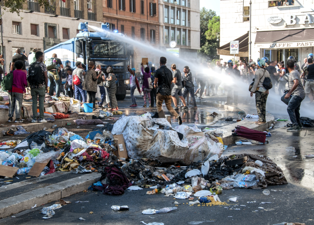 Nasazení vodních děl policií v Římě vyvolalo kritiku.