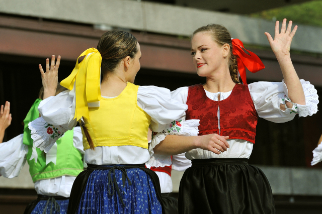 Do Karlovarského kraje dorazí letos pět zahraničních souborů. Do Karlovarského kraje dorazí letos pět zahraničních souborů.