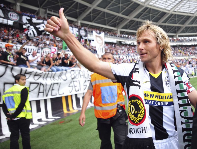 1. Nejdražším českým hráčem je Pavel Nedvěd, za kterého zaplatil Juventus Turín astronomickou částku – přibližně 1596 milionů korun. Turínskému klubu se hodně vyplatil, v době působení v jeho dresu získal i Zlatý míč. 1. Nejdražším českým hráčem je Pavel Nedvěd, za kterého zaplatil Juventus Turín astronomickou částku – přibližně 1596 milionů korun. Turínskému klubu se hodně vyplatil, v době působení v jeho dresu získal i Zlatý míč.