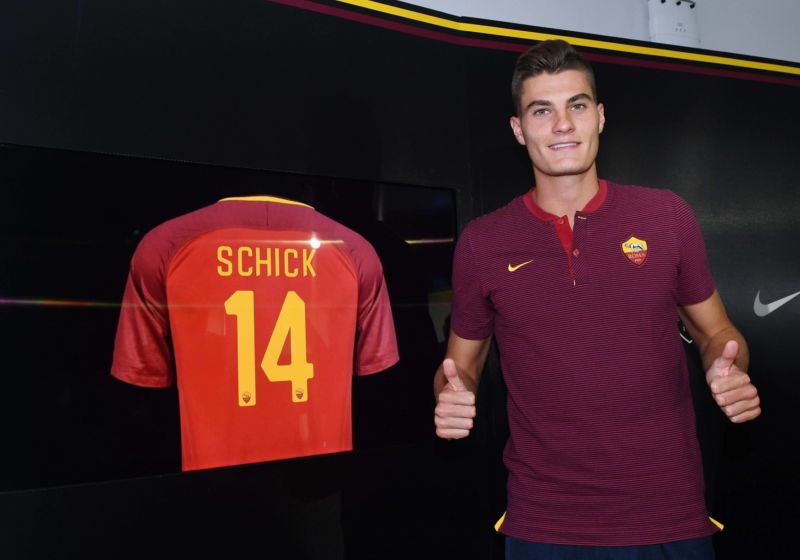 Patrik Schick pózuje se svým novým dresem. Po Sampdorii bude hájit barvy AS Řím.