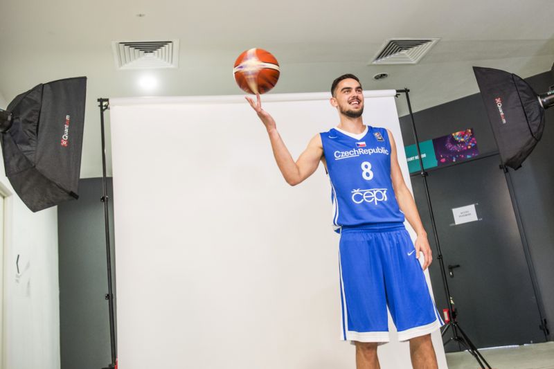 Basketbalista Tomáš Satoranský pózuje na fotografiích k evropskému šampionátu.