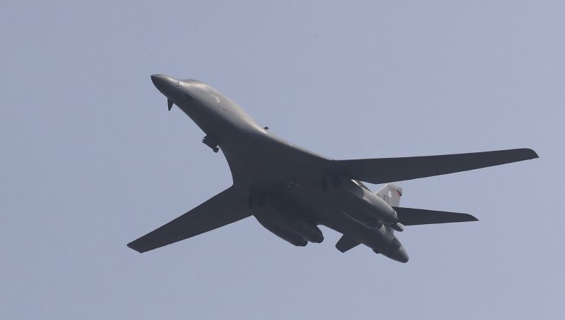 Americký strategický bombardér B-1B.