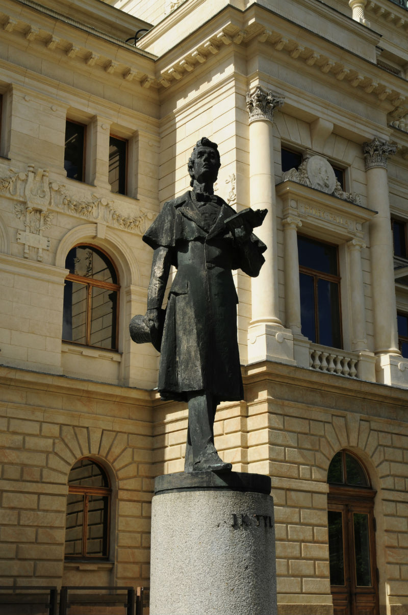 Pomník Josefa Kajetána Tyla před divadlem v Plzni.