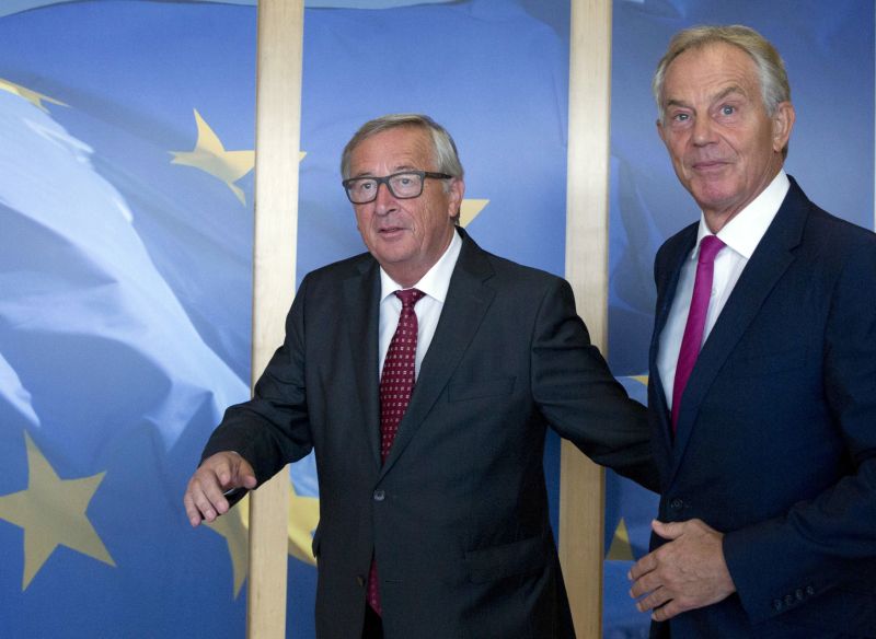 (Zleva) Jean-Claude Juncker, předseda evropské komise, a Tony Blair, bývalý britský premiér. 