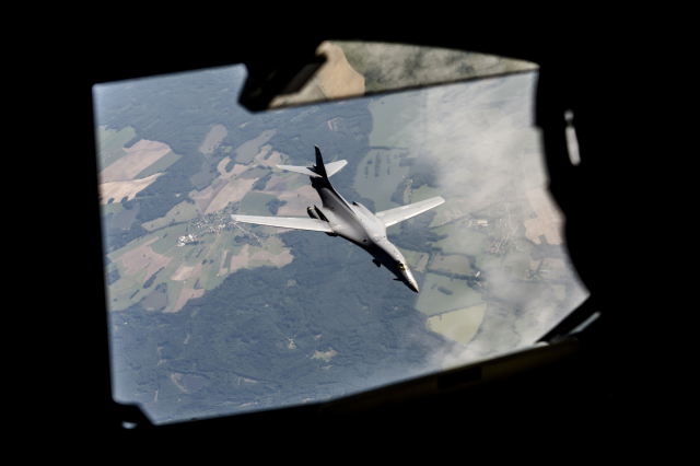 Pohled z amerického tankeru KC-135 na americký nadzvukový strategický bombardér B-1B.