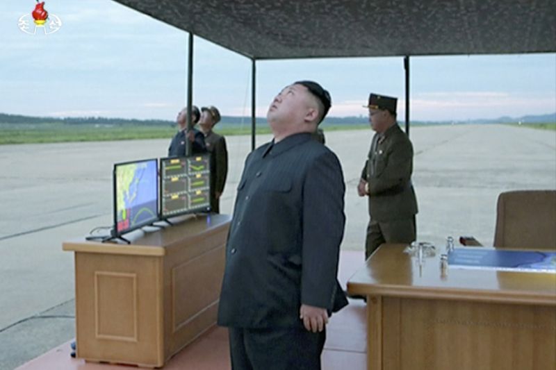 Severokorejský vůdce Kim Čong-un sleduje test rakety.