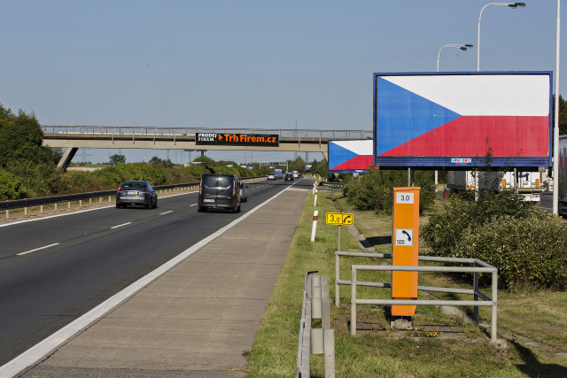 Majitelé billboardů oblepili reklamní plochy u dálnic vlajkami ČR.