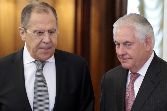 Ruský ministr zahraničí Sergej Lavrov (vlevo) a jeho americký protějšek Rex Tillerson.
