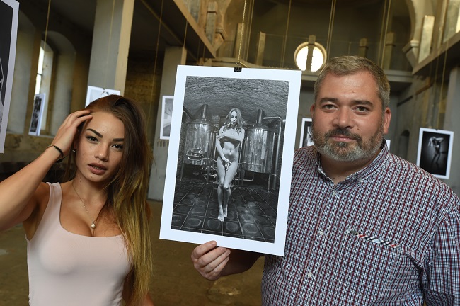 Fotograf Daniel Černý s modelkou Nikolou, která je také na fotografii uprostřed.