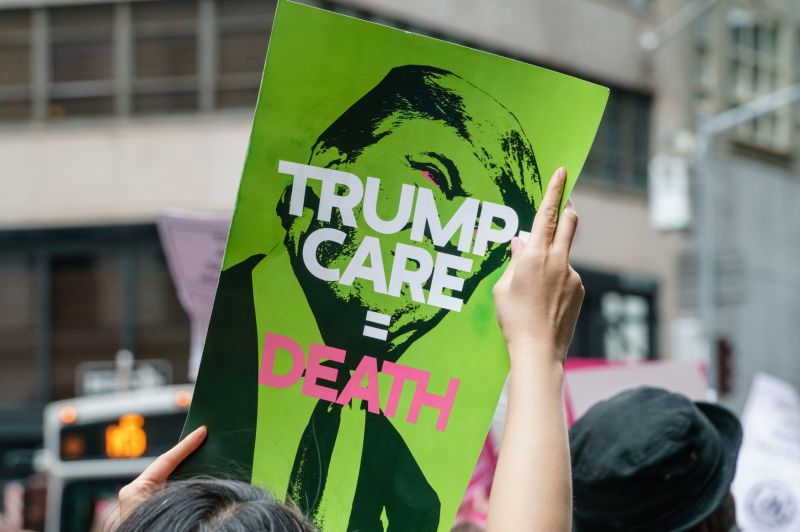 Lidé protestují proti zrušení Obamacare.
