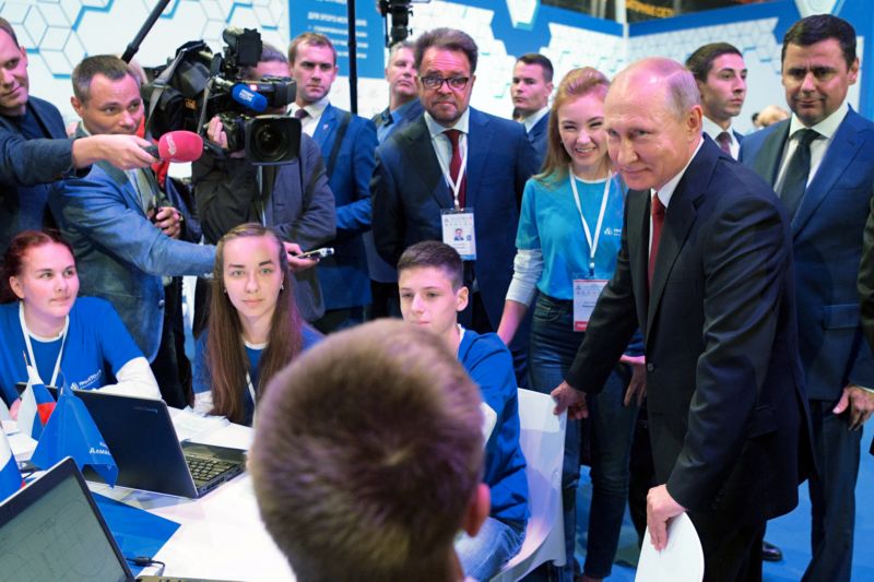 Putin při setkání s žáky a studenty.