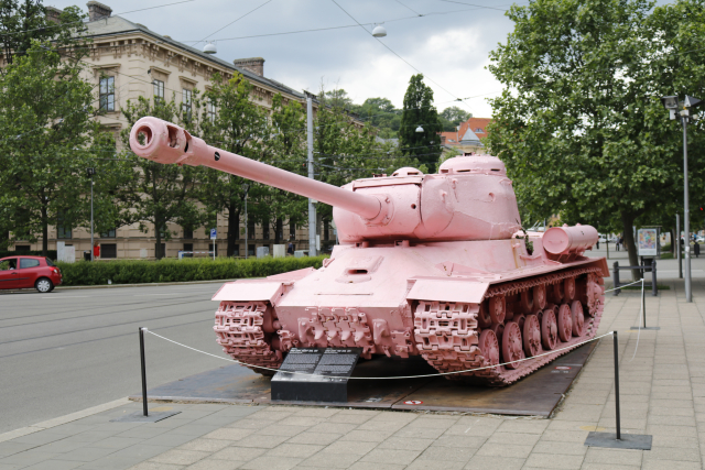 Růžový tank na Komenského náměstí v Brně, který je součástí výstavy Kmeny 90.