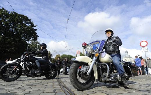 Motorkáři jeli z Výstaviště přes Václavské a Staroměstské náměstí okruhem zpět.