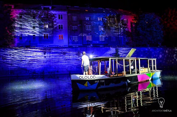 Loňský festival "Řeka má duši" . Součástí bylo nasvícení koryta řeky Moravy a divadelní představení přímo na hladině řeky. 