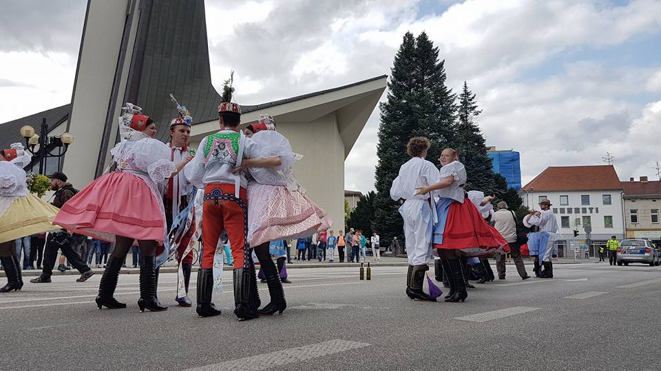 Břeclaví po obědě prošel krojovaný průvod.
