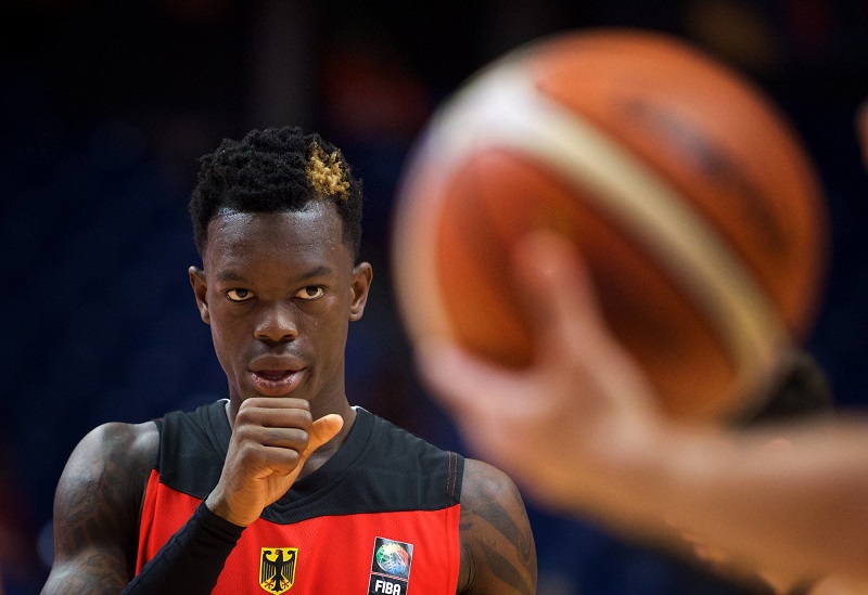 Basketbalisté nejsou spokojeni s povrchem míče.