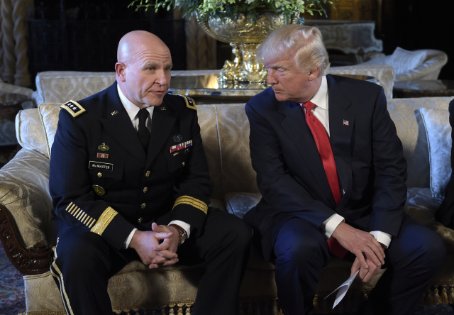 Poradce prezidenta USA pro národní bezpečnost Herbert McMaster (vlevo) a prezident Donald Trump.