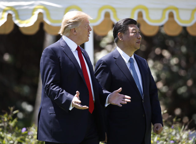 Americký prezident Donald Trump (vlevo) a čínský prezident Si Ťin-pching.